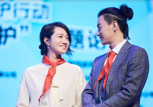 朱丹带女儿逛街买葡萄，女儿胖嘟嘟的好可爱，可意外曝光家庭住址
