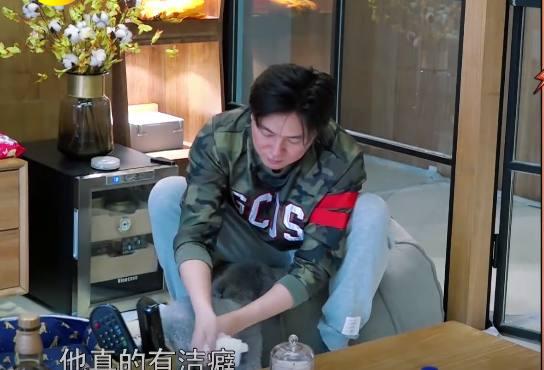 单身男星住房曝光:钱枫家又挤又乱,陈学冬至今