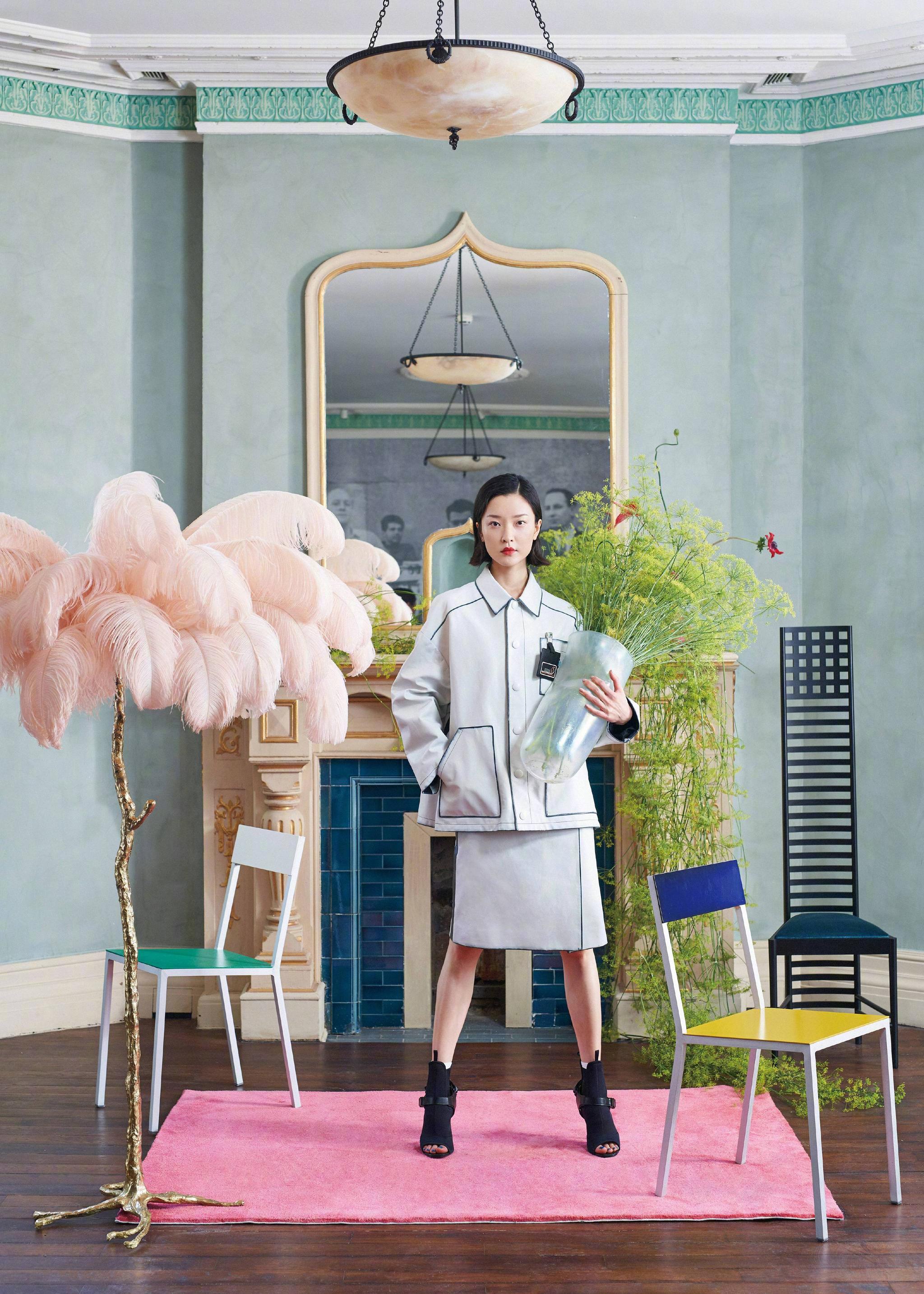 身着Prada2018早秋系列女装登上《安邸AD》