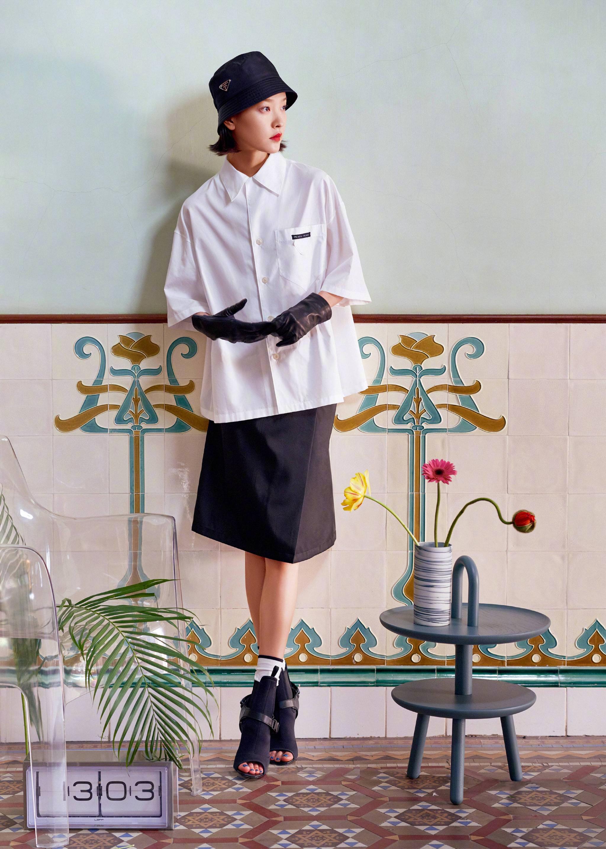 身着Prada2018早秋系列女装登上《安邸AD》