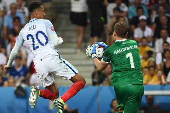 冰岛守门员扑出了梅西的点球,这个守门员真的