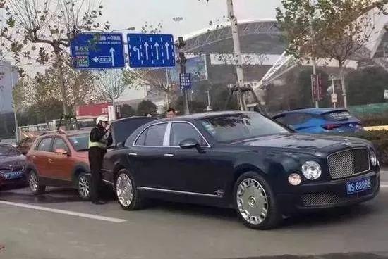 宝马追尾宾利慕尚，这么贵的车维修费会是多少钱呢？