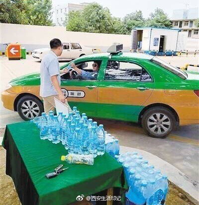 西安多个地点为出租车司机送水