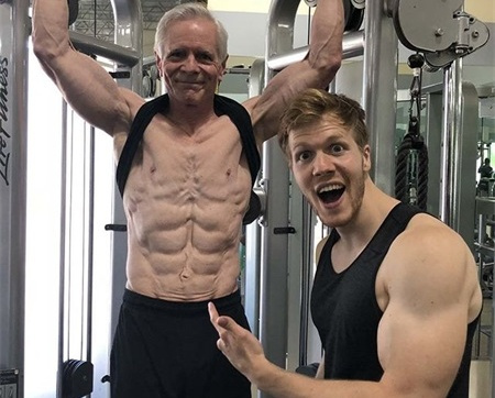 健身至今已有56年,8块腹肌如雕塑般