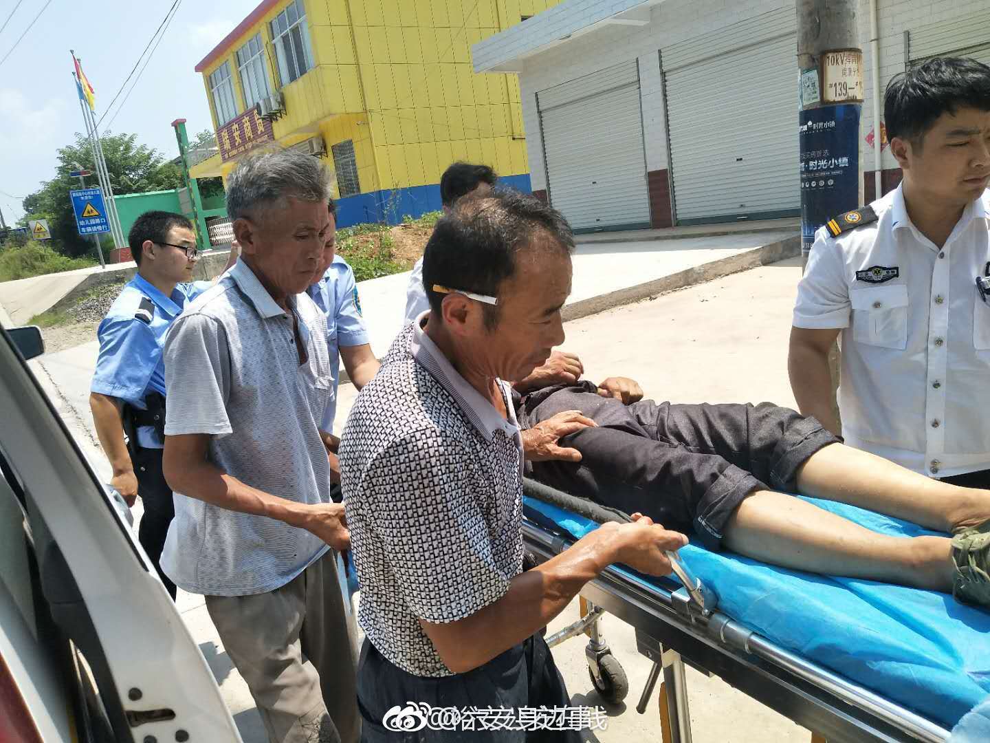 未佩戴头盔!六安一摩托车驾驶员发生车祸,致其