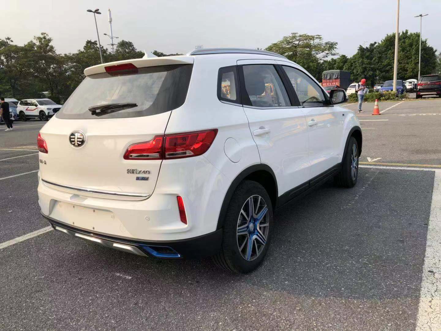 奔腾X40 EV400实车亮相车展 补贴后10.98万起售