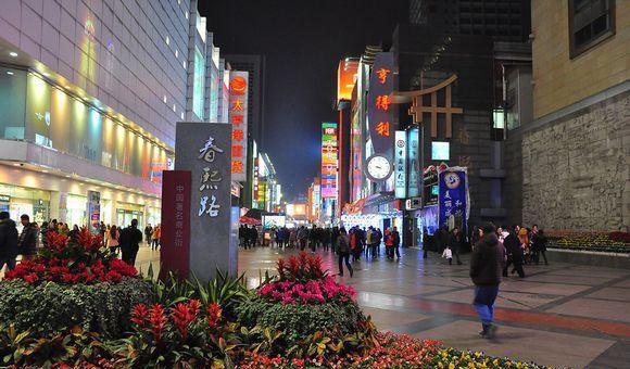 印度女游客到中国游玩, 看到这一幕后, 对印度媒