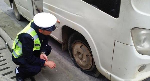 汽车在高速路上爆胎了,停车下来换胎算不算违章?
