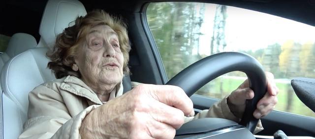 92岁的司机驾驶过60年时代的汽车，经历特斯拉Model X和自动驾驶