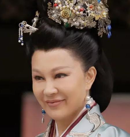 63岁邬倩倩近照曝光，结婚20年无生育被抛弃，如今大变样