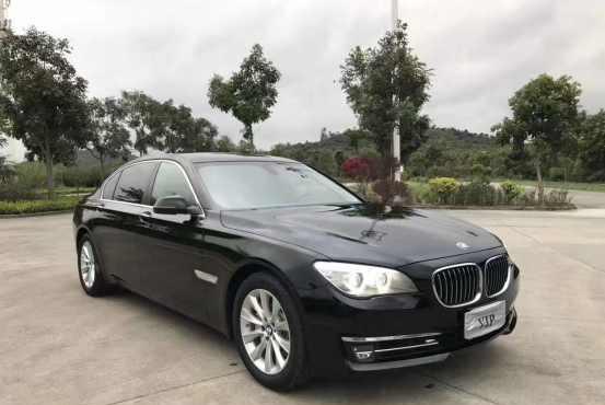 小伙提30万宝马740来报多年供学之恩, 竟被伯父儿子臭骂赶出家门