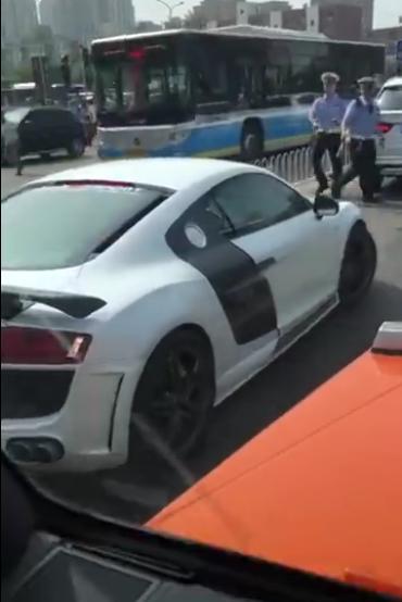 北京朝阳奥迪R8,行云流水般的冲护栏逃跑拒执