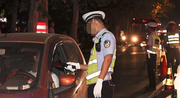 无证和酒驾都是大忌,两者撞上该咋算,听听交警