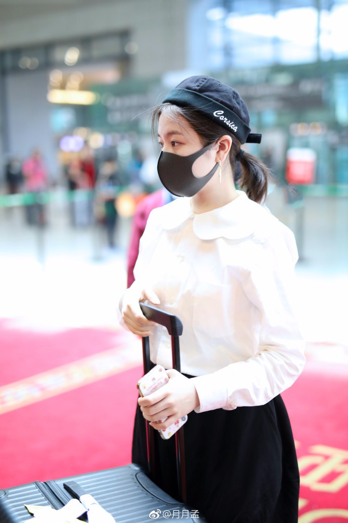 李兰迪戴口罩穿白衬衫搭配黑中裤现身机场,皮肤白皙少女感十足!