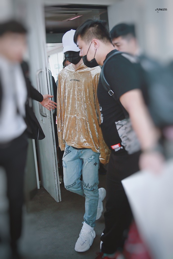 蔡徐坤穿丝绒卫衣搭配牛仔裤现身机场遮捂严实