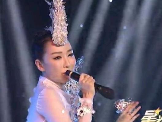 明星假唱:萨顶顶拿反话筒,那英为戒指大叫,最后