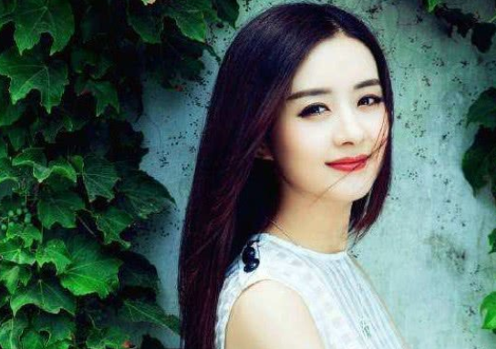 赵丽颖身价4个亿,却没有名牌包包?网友:想不到