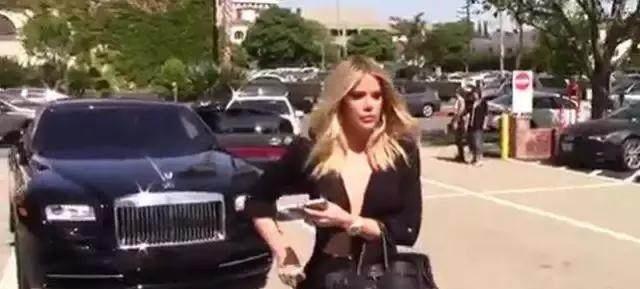 停车场偶遇开六百万劳斯莱斯的富婆, 路人看得目不转睛