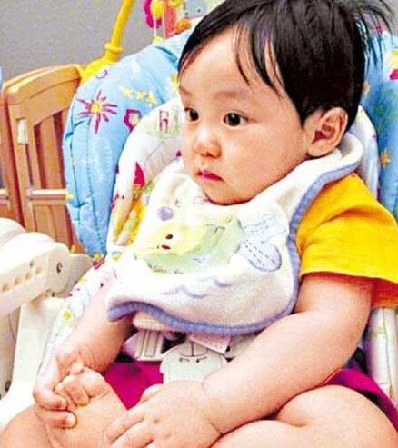 他是李兆基的长子，偷偷生下3个儿子，妈妈肯定很美