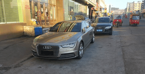 小伙开奥迪A8提车奥迪A7, 全家都是奥迪铁粉