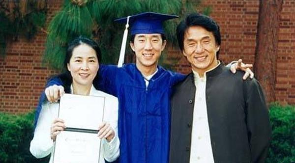 光鲜亮丽背后，原来有这么多明星隐婚，还有哪些不为人知的秘密！