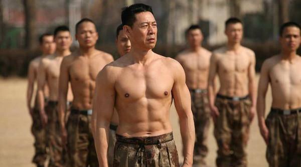 张涵予花了近30万的肌肉装 几乎完美的身材 却被近60岁的他完爆!