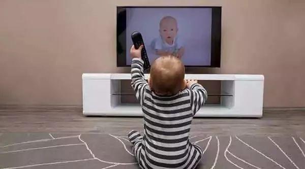 少让宝宝看电视、手机等,你知道电子产品对宝