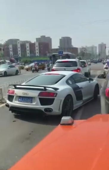 北京朝阳奥迪R8,行云流水般的冲护栏逃跑拒执