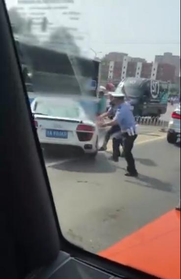 北京朝阳奥迪R8,行云流水般的冲护栏逃跑拒执