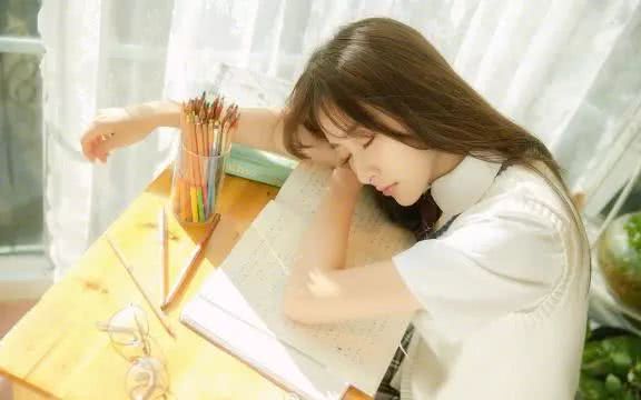 我有一哥们,白天睡觉,晚上自学,成绩一直前三名