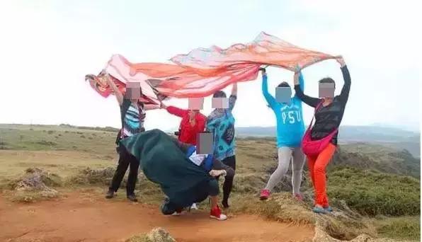 中国大妈旅行拍照之三大神器