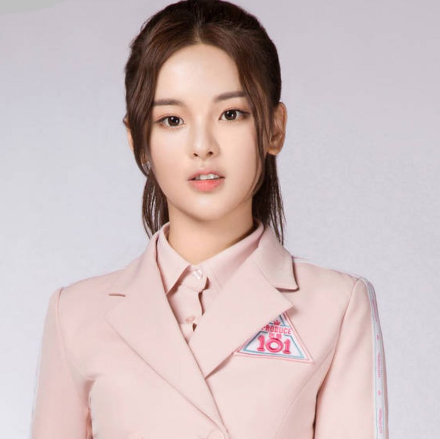 杨超越童年照曝光，单眼皮大圆脸差距超大，网友:这是换了个头?