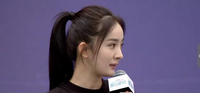 苦笑唱生日歌喊停,杨幂和粉丝互动比打手机还