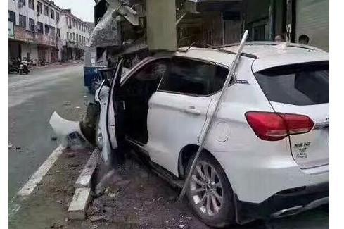 女司机驾驶哈弗H6撞毁电线杆