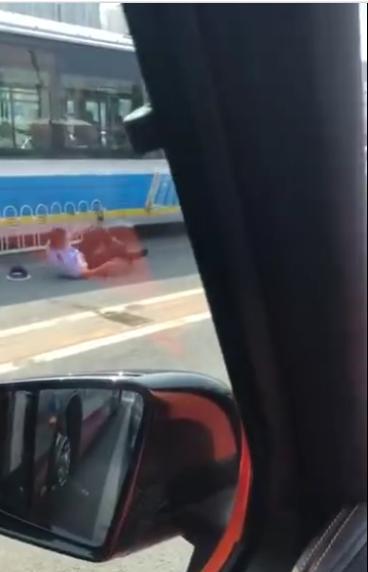 北京朝阳奥迪R8,行云流水般的冲护栏逃跑拒执