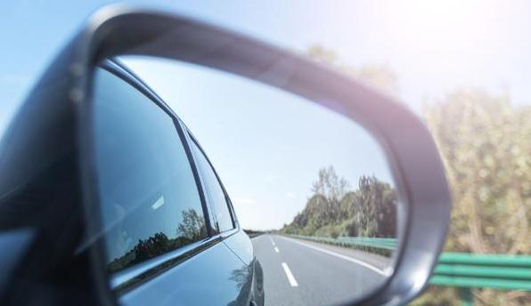 汽车后视镜最安全的角度，摆正之后减少八成的意外，你调对了吗
