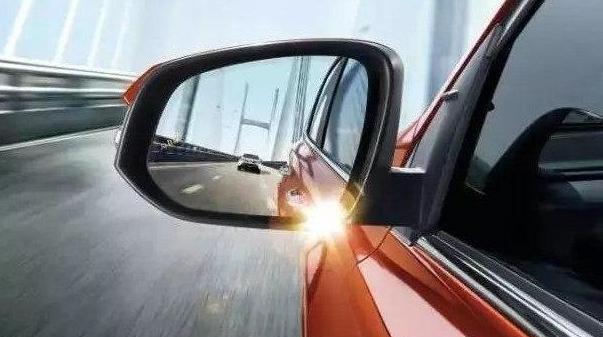 汽车后视镜最安全的角度，摆正之后减少八成的意外，你调对了吗