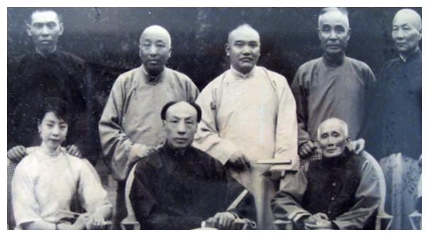 上海滩乱世中的女豪侠成就黄金荣提拔杜月笙却遭背叛孤独终老