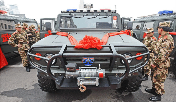 比悍马还大的国产越野车: 百公里油耗20L, 轻松