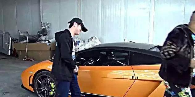 小伙去开着兰博基尼去修车, 叫修车小哥换个新锁果然便宜没好货