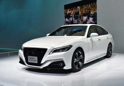 第十五代丰田皇冠实车遭曝光，沉寂多年，曾经的王者或将迎来春天