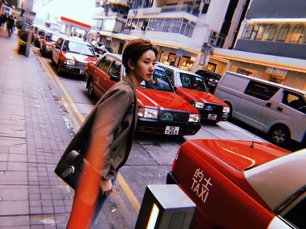 许芳铱《不婚女王》杀青 出游香港街拍抢眼港味十足