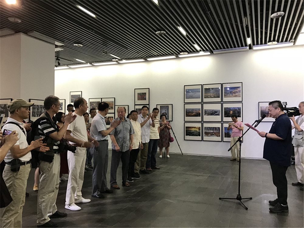 以影像记录扶贫 当代优秀摄影家作品巡展亮相西安美术馆