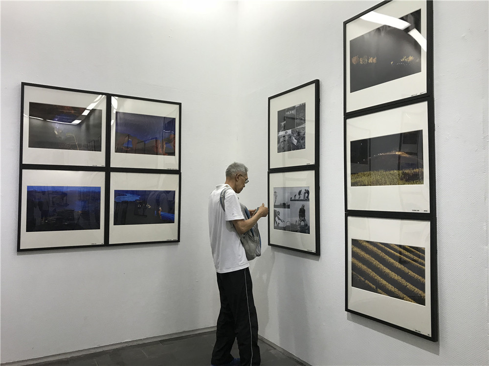 以影像记录扶贫 当代优秀摄影家作品巡展亮相西安美术馆