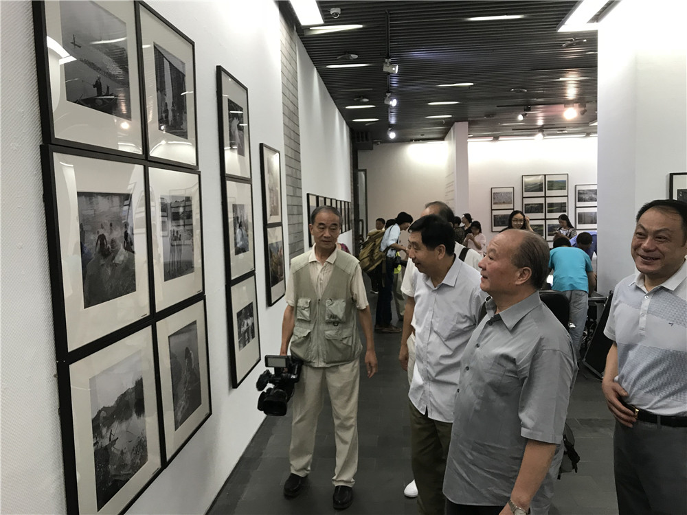 以影像记录扶贫 当代优秀摄影家作品巡展亮相西安美术馆