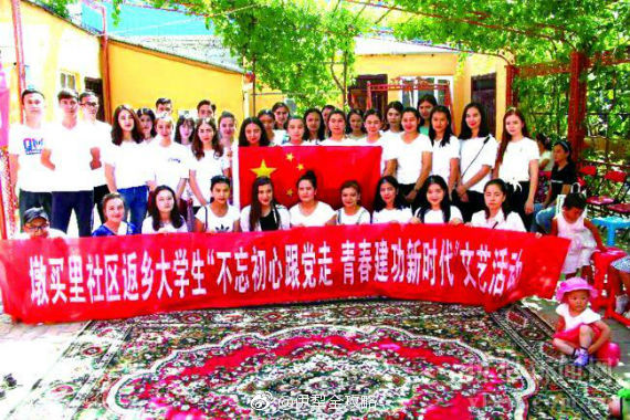 墩买里社区返乡大学生为乡亲们表演节目