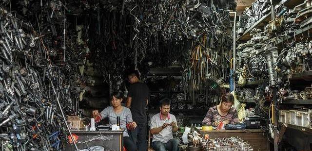 在国内这个村, 豪车按斤卖, 一辆百万保时捷只需20万即可!