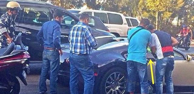 离远看，还以为他俩在偷油，千万豪车加油果然与众不同！