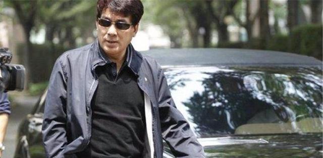 他曾是一代小品王, 如今的座驾在国内很少能见到, 车牌也让人羡慕