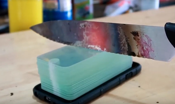 男子作死给手机贴100层钢化膜,测试后竟是这样